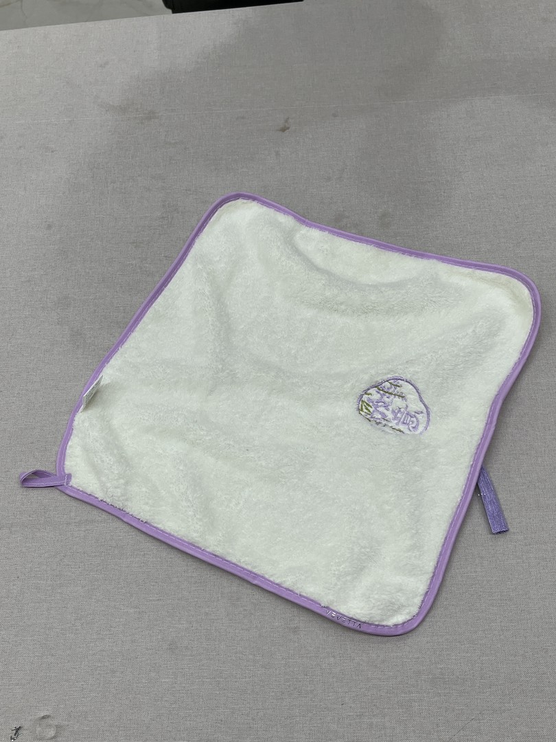 VEVETTA Ultra-Soft Microfiber Hand Towel with Hanging Loop and Purple Trim - Image 4