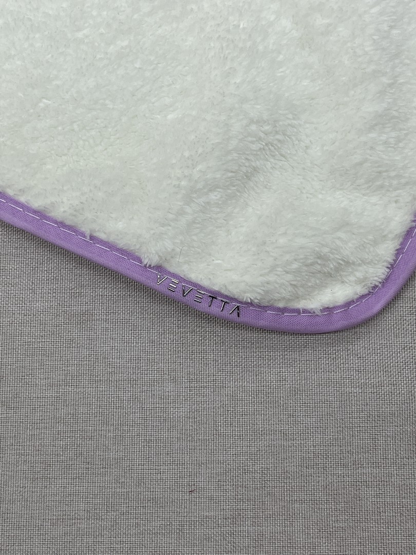 VEVETTA Ultra-Soft Microfiber Hand Towel with Hanging Loop and Purple Trim - Image 3
